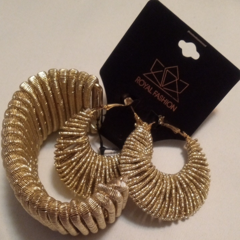 Gold Colored Jewelry Set With Earrings And Bracelet